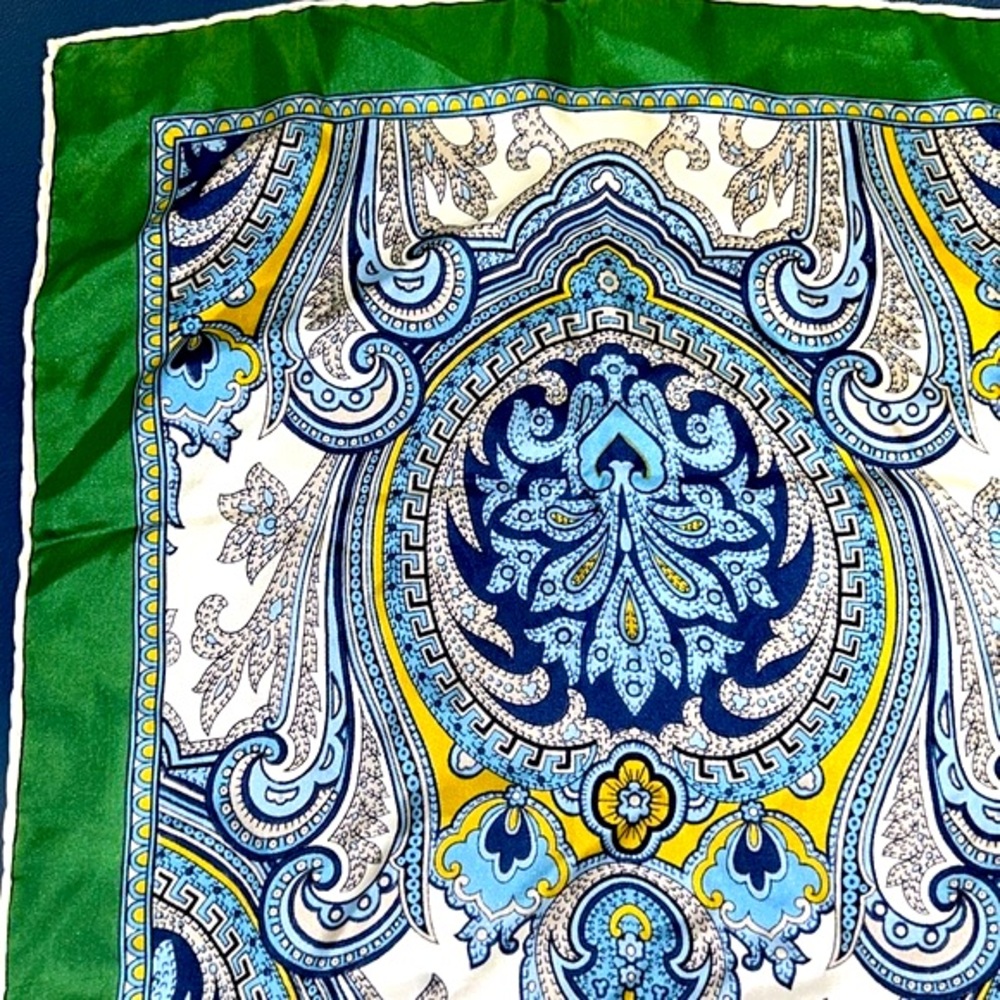 RARE VINTAGE 30“ x 30“ square silk scarf, hand rolled edge, green & blue Paisley - Picture 3 of 6